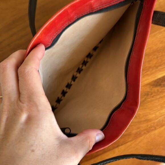 Leather hand made embossed red and black shoulder bag ant made in Peru - Picture 4 of 5